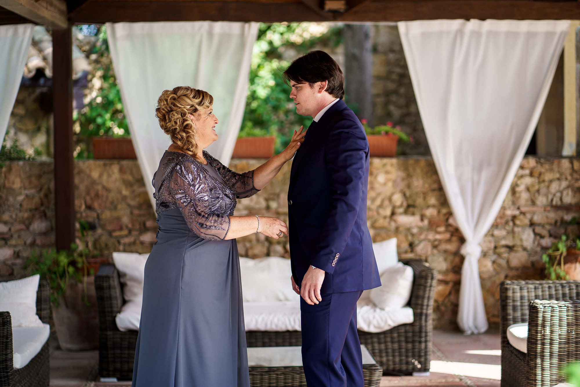 La mare del nuvi a boda al Castell de Tamarit.