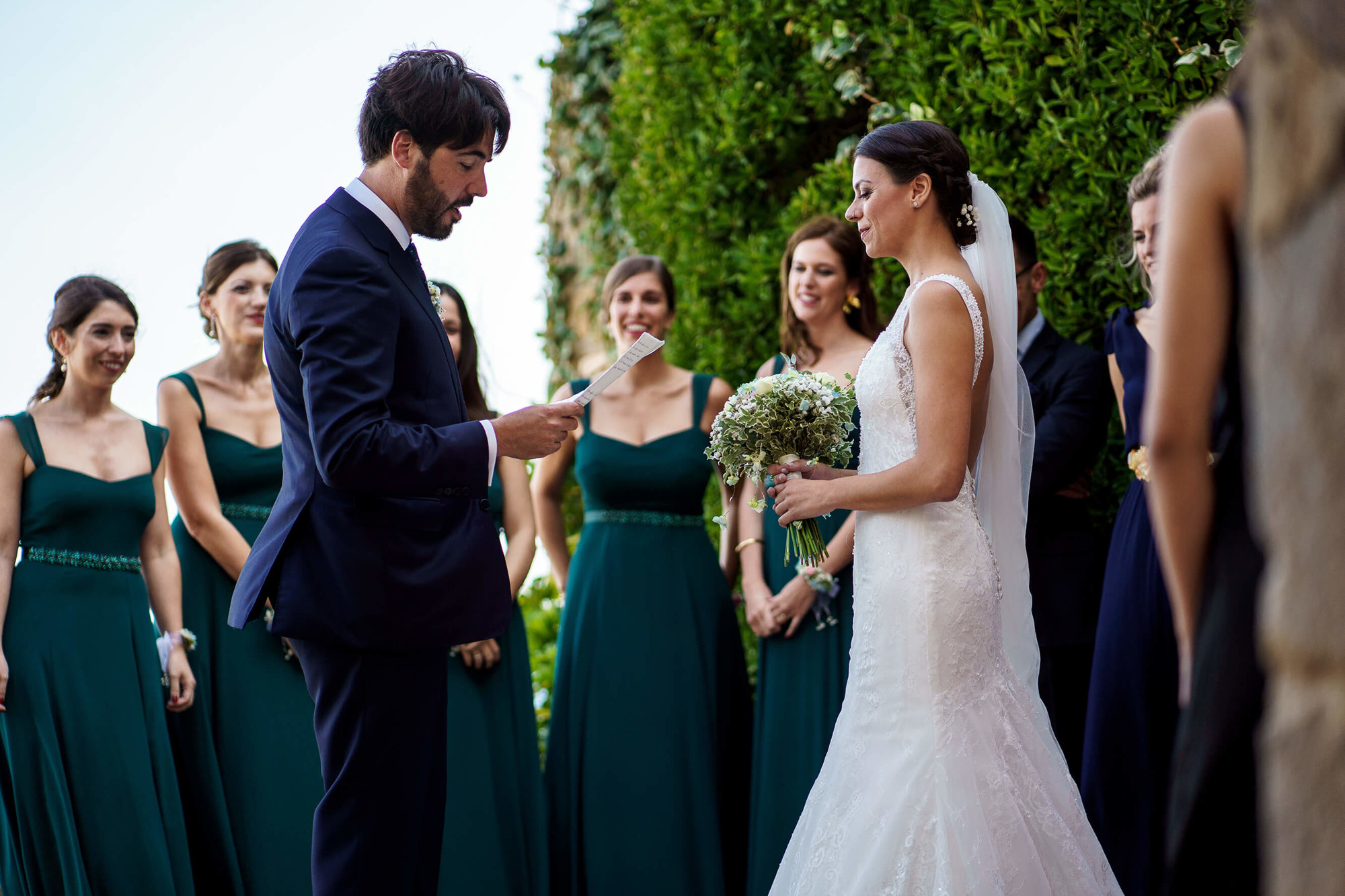 El padrí llegeix el vers a la núvia a boda al Castell de Tamarit.