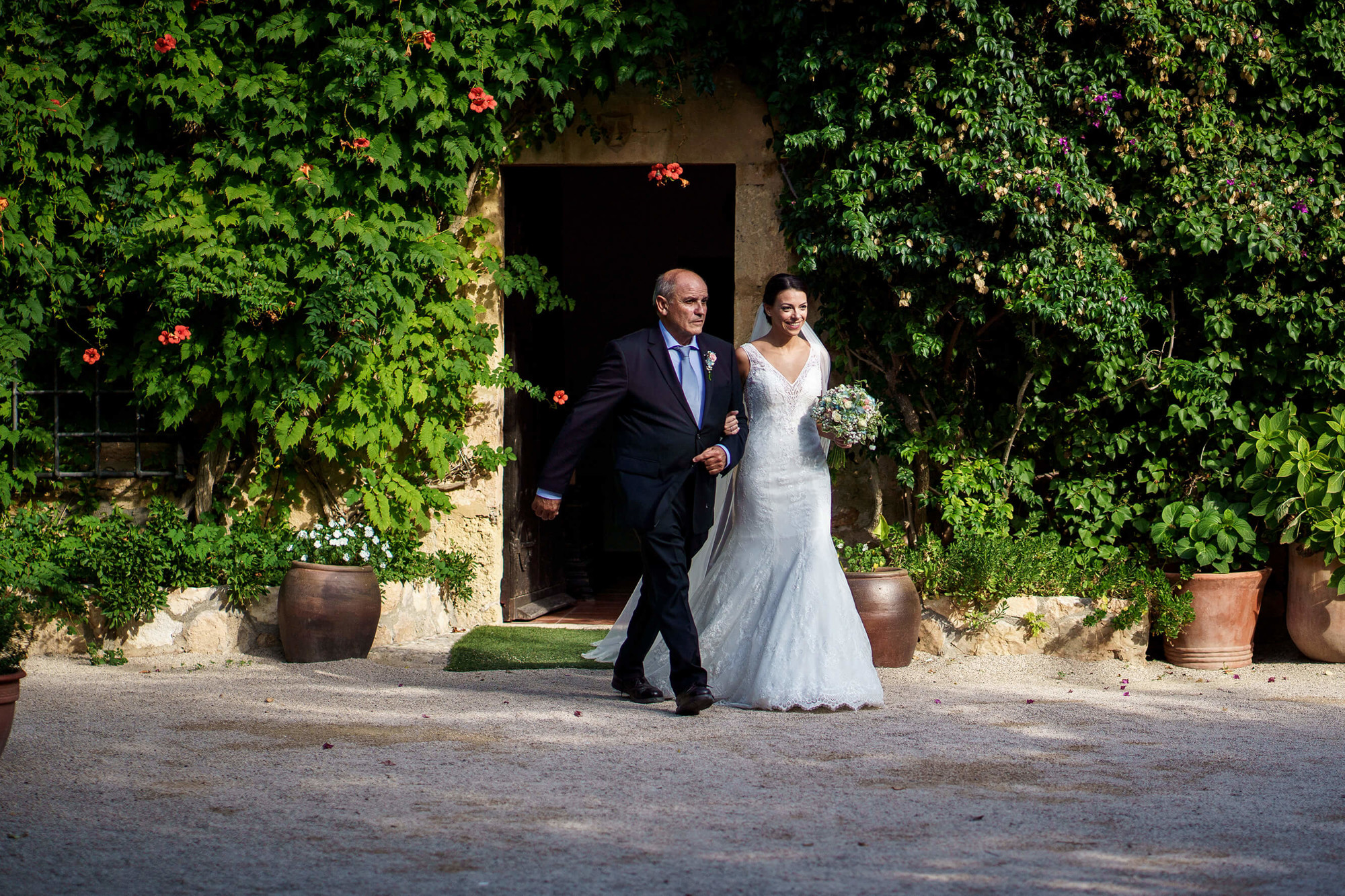 Entrada a la cerimònia civil a la boda al Castell de Tamarit.