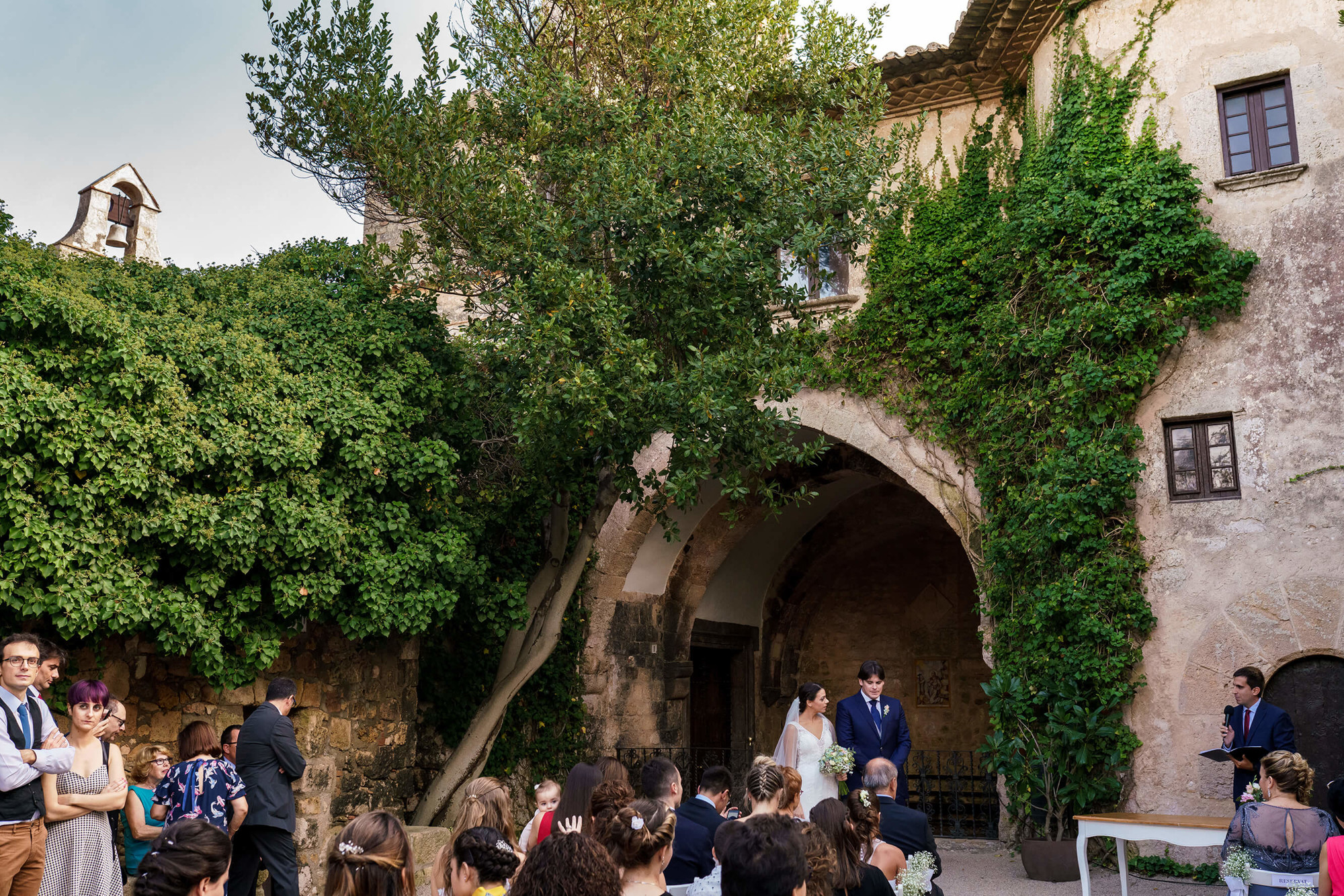 Cerimònia civil a la boda al Castell de Tamarit.