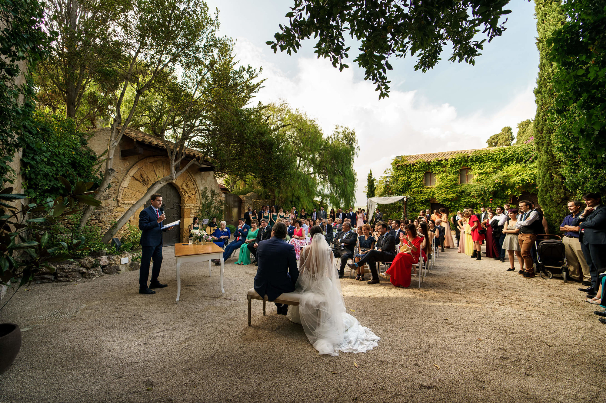 Tots els convidats a la cerimònia a la boda al Castell de Tamarit.