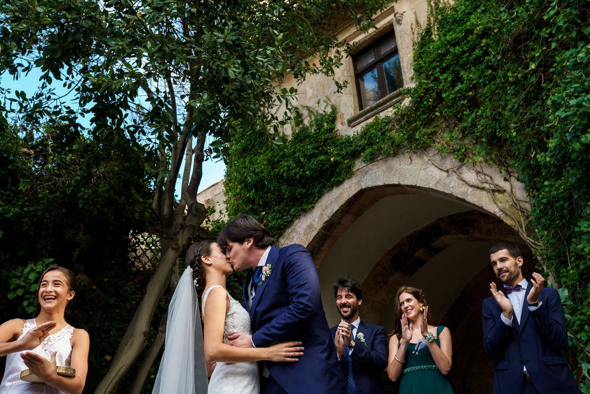 Primer petó dels nuvis a la boda al Castell de Tamarit.