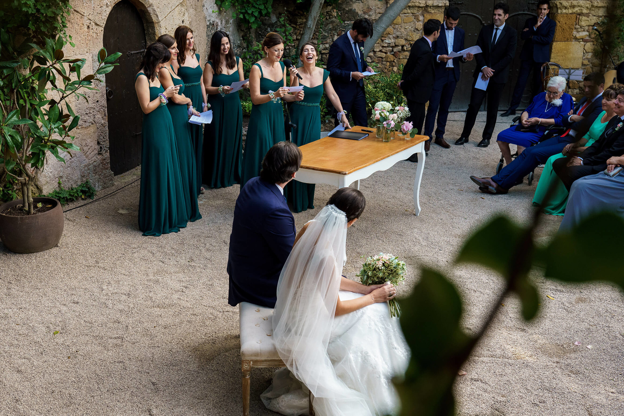 Les amigues de la núvia llegeixen a la cerimònia a la boda al Castell de Tamarit.