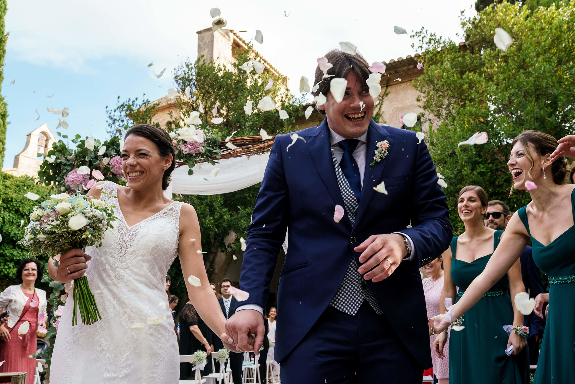 Pètals i arròs a la boda al Castell de Tamarit.