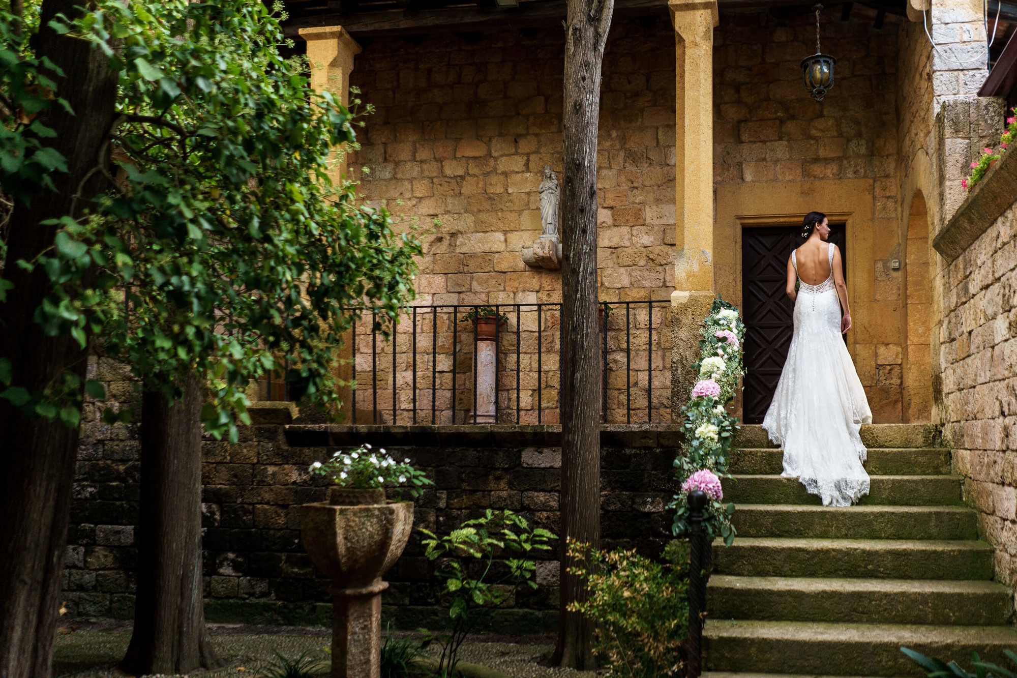 Espectacular vestit de la núvia a la boda al Castell de Tamarit.