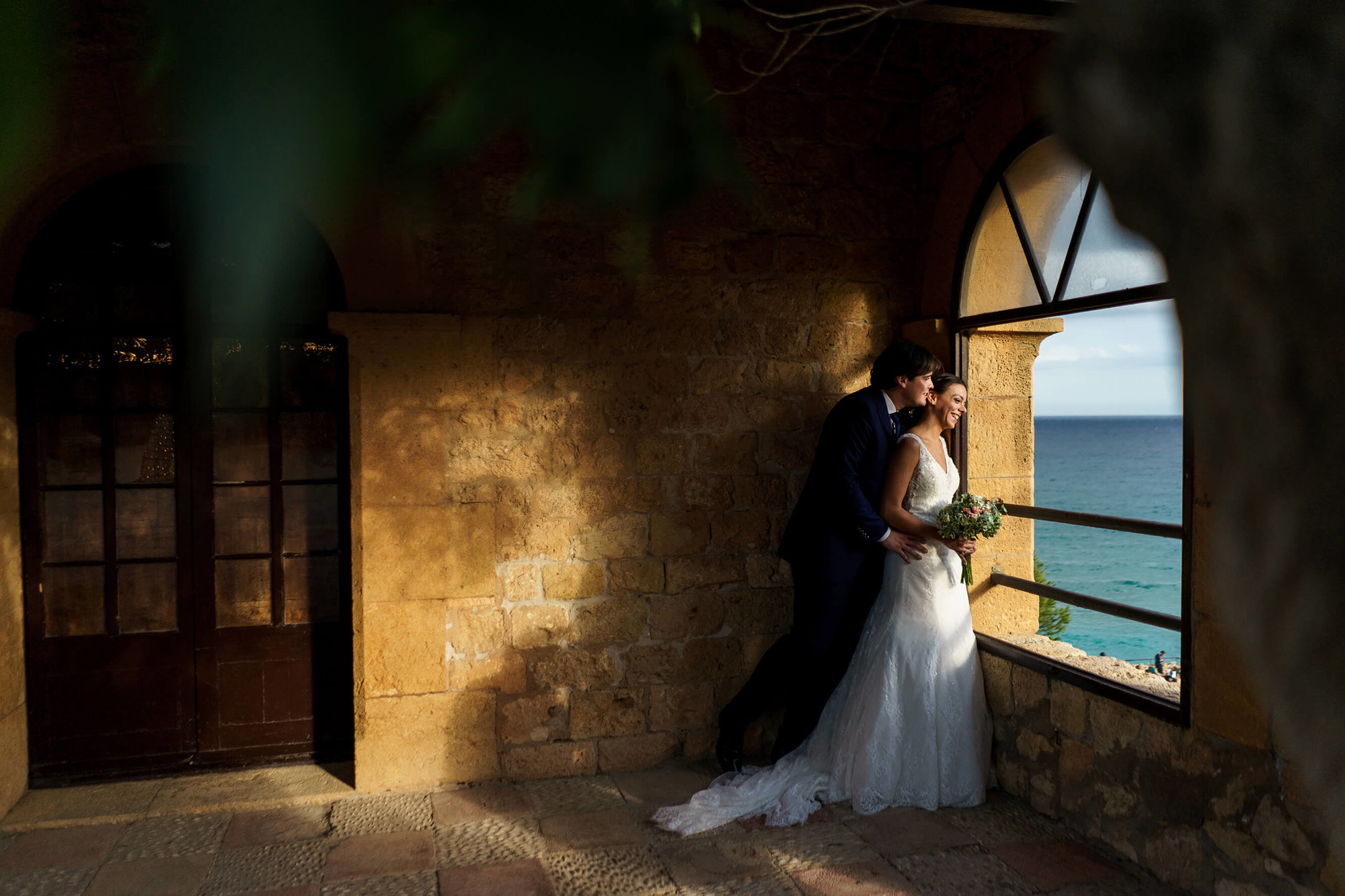 Sessió de parella davant del mar a la boda al Castell de Tamarit.