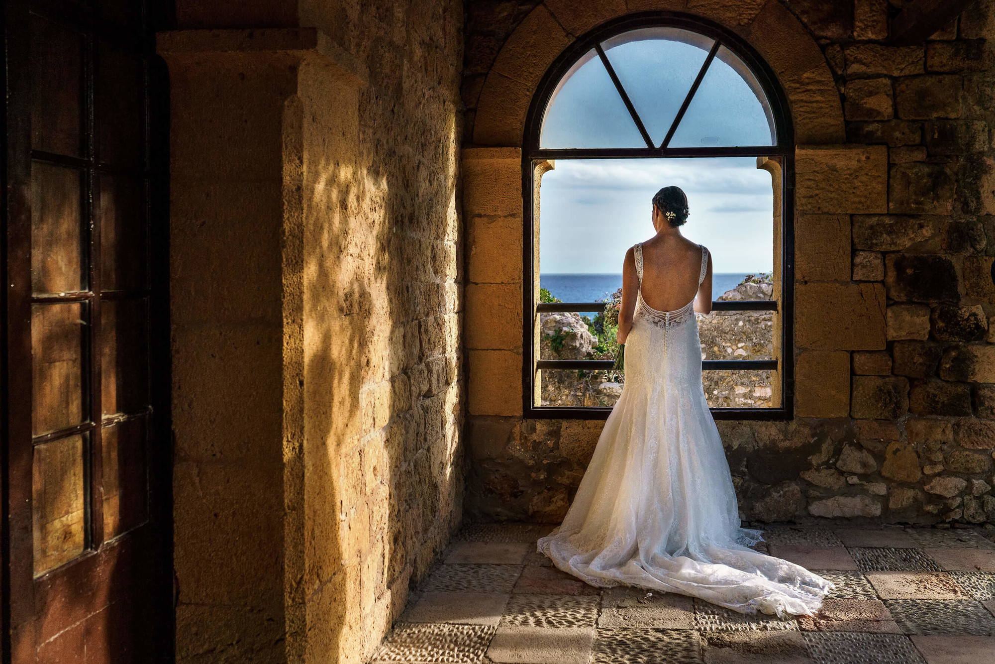 Esquena del vestit de la núvia a la boda al Castell de Tamarit.