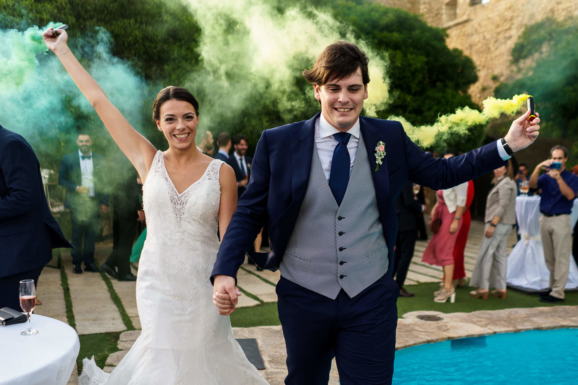 Bengales de fum a la boda al Castell de Tamarit.