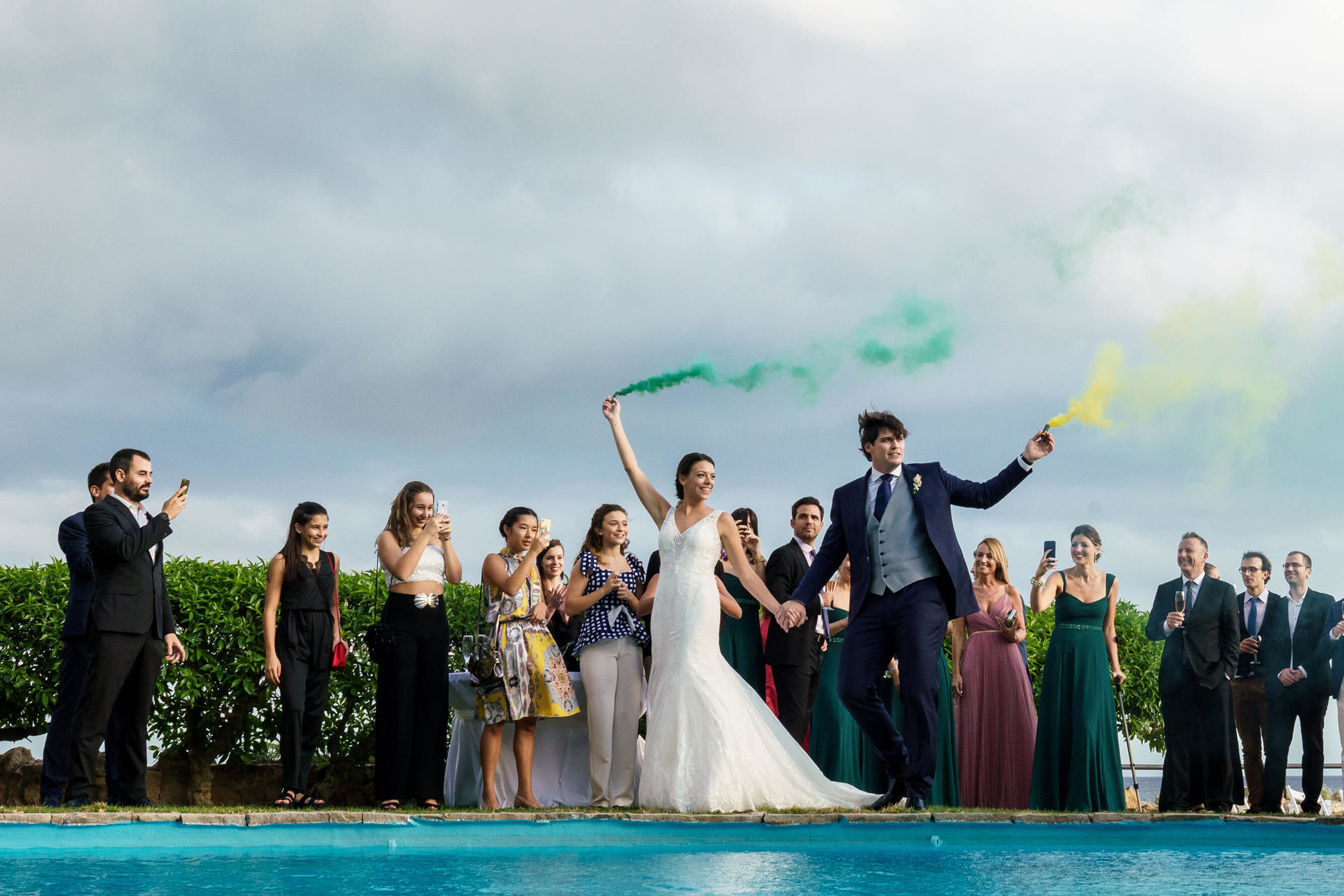 Bengales de fum pel casament a la boda al Castell de Tamarit.