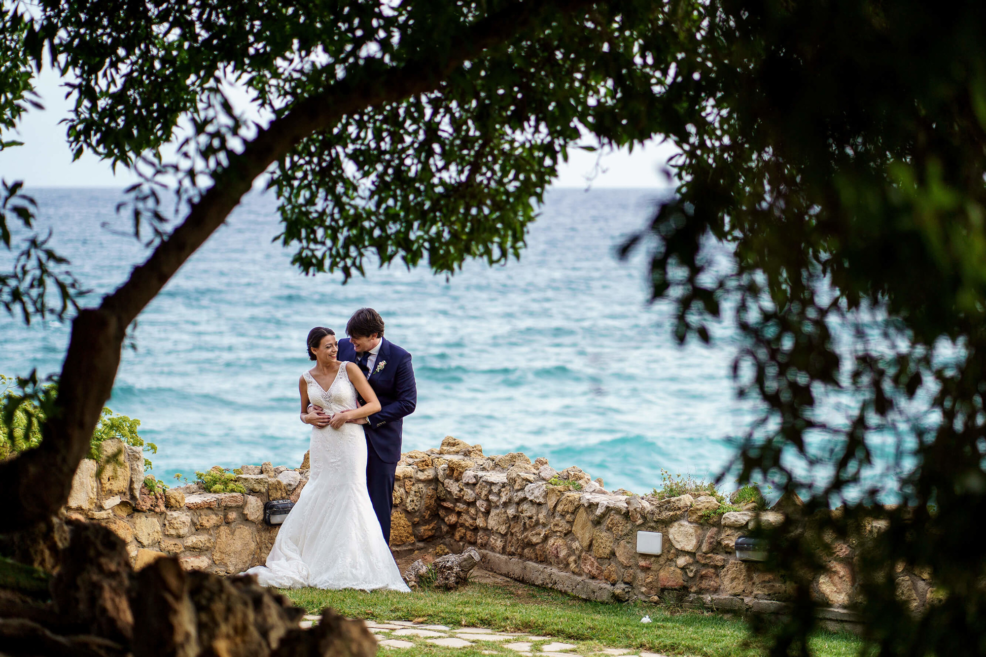Fotos de parella davant del mar a la boda al Castell de Tamarit.