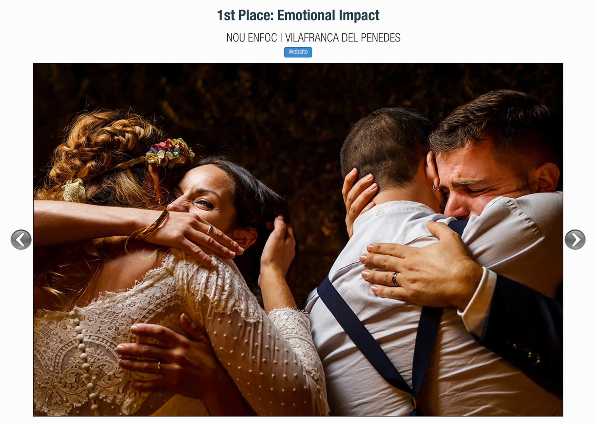 fotografía impacto emocional en boda de dos parejas abrazadas.