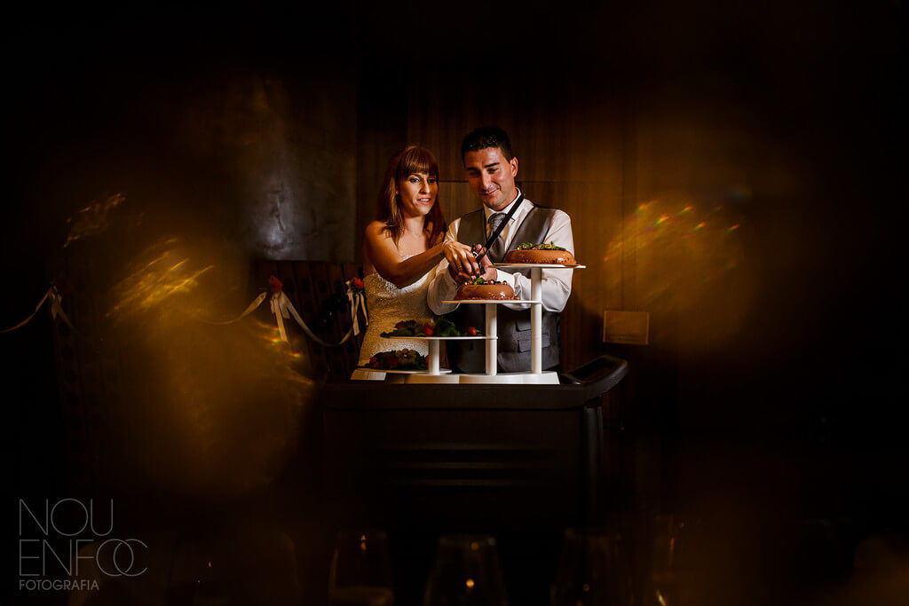 Nou Enfoc fotògrafs de boda de Vilafranca del Penedès a Barcelona - boda-a-hotel-mastinell-tallant-el-pastis.jpg