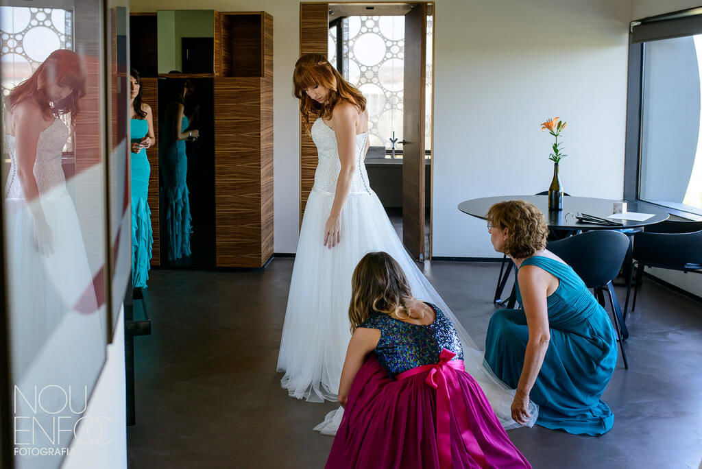 Nou Enfoc fotògrafs de boda de Vilafranca del Penedès a Barcelona - boda-a-hotel-mastinell-vestit-novia.jpg