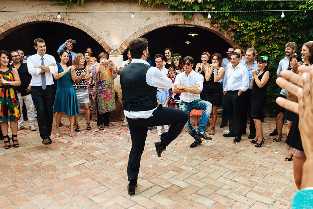 Nou Enfoc fotògrafs de boda de Vilafranca del Penedès a Barcelona - tarantella-a-la-boda.jpg