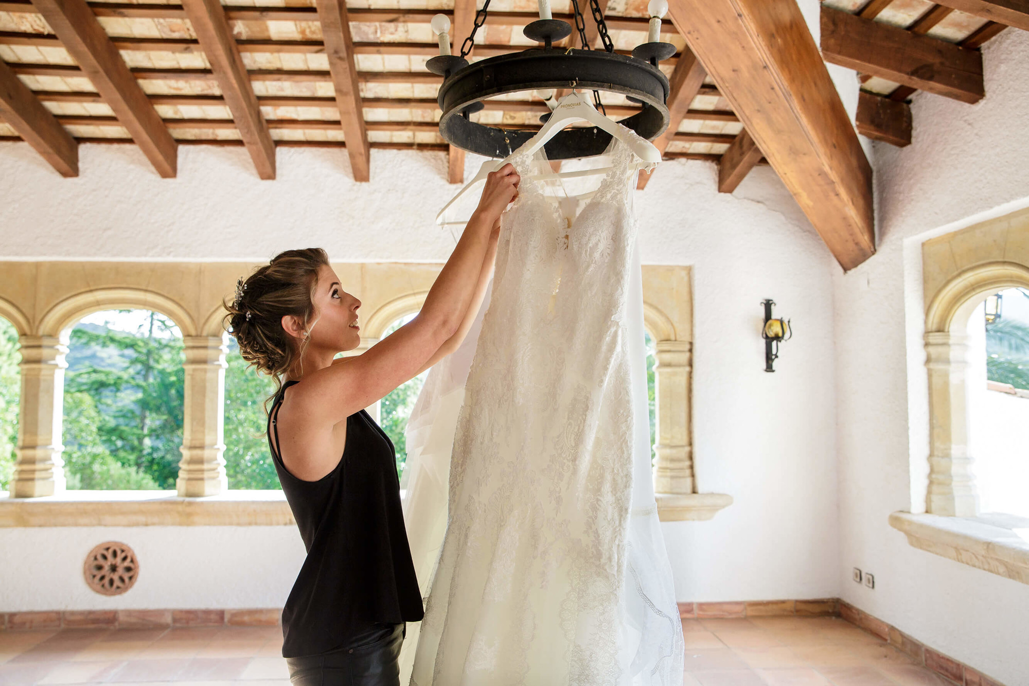 Sara cuelga el vestido de novia en Masia Torreblanca.