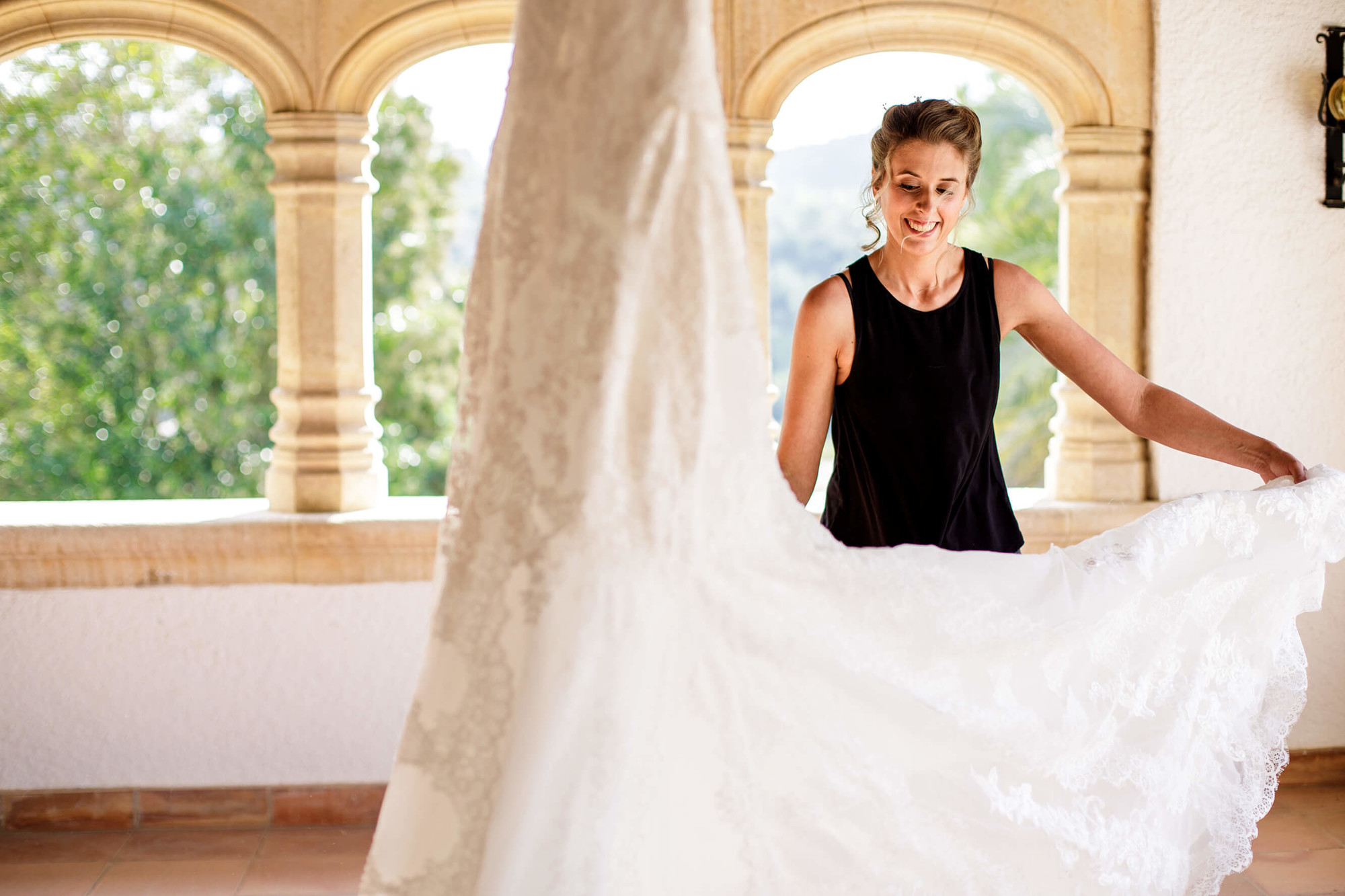 La novia mira su vestido en Masia Torreblanca.