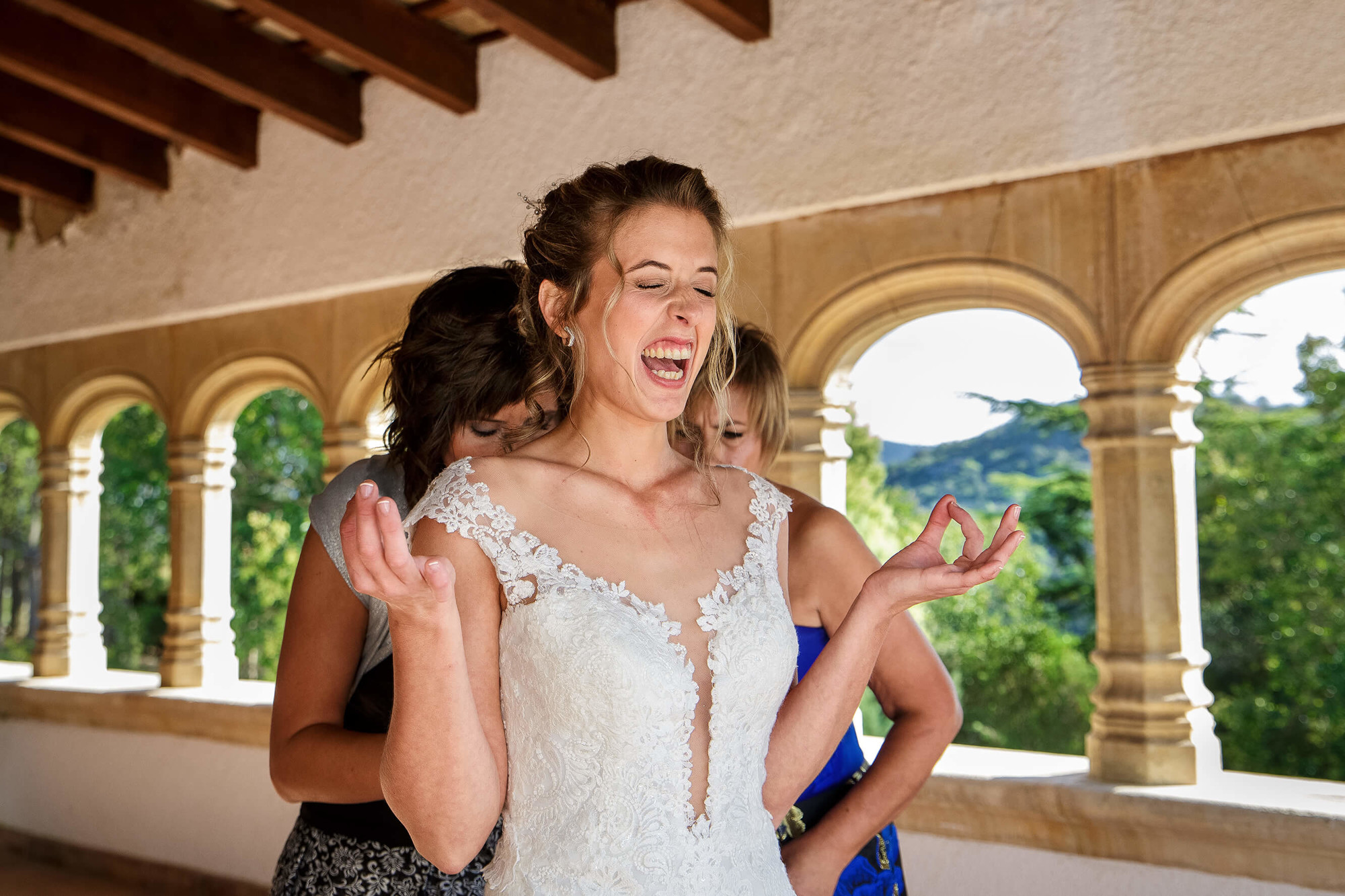 La núvia en posició de relax a Masia Torreblanca.