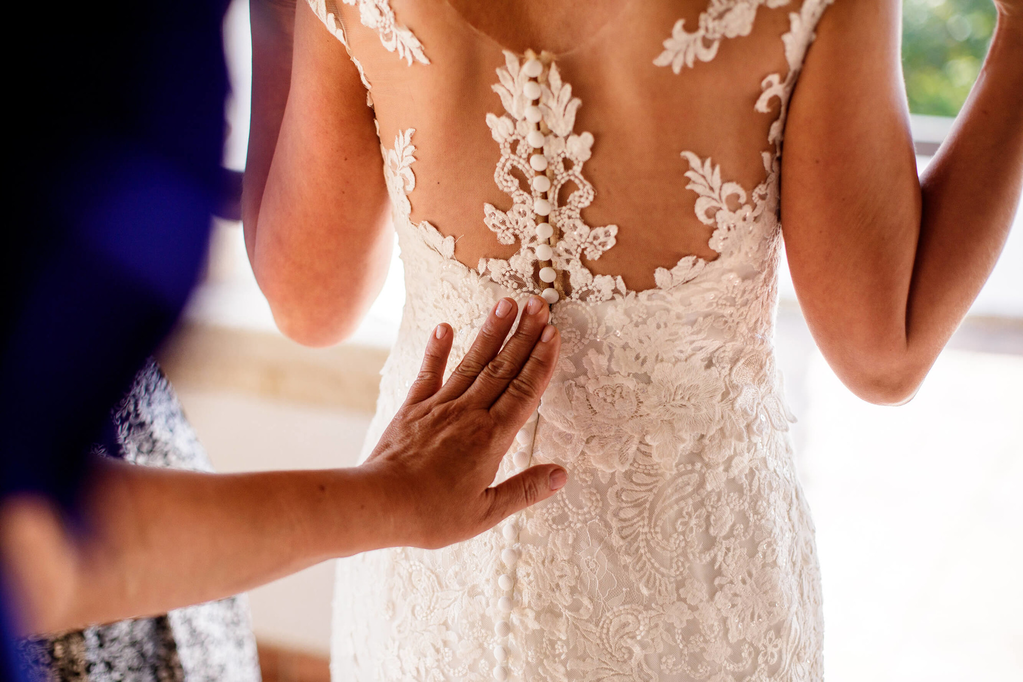 Espalda del vestido de novia en Masia Torreblanca.