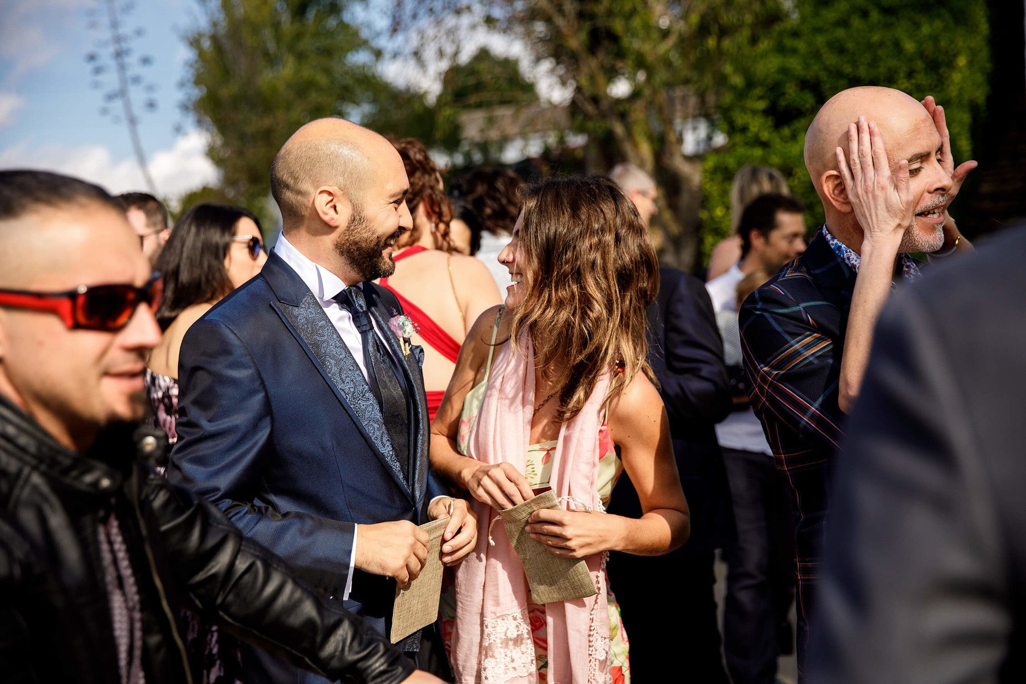 Los invitados llegan a la ceremonia de la boda en Masia Torreblanca.