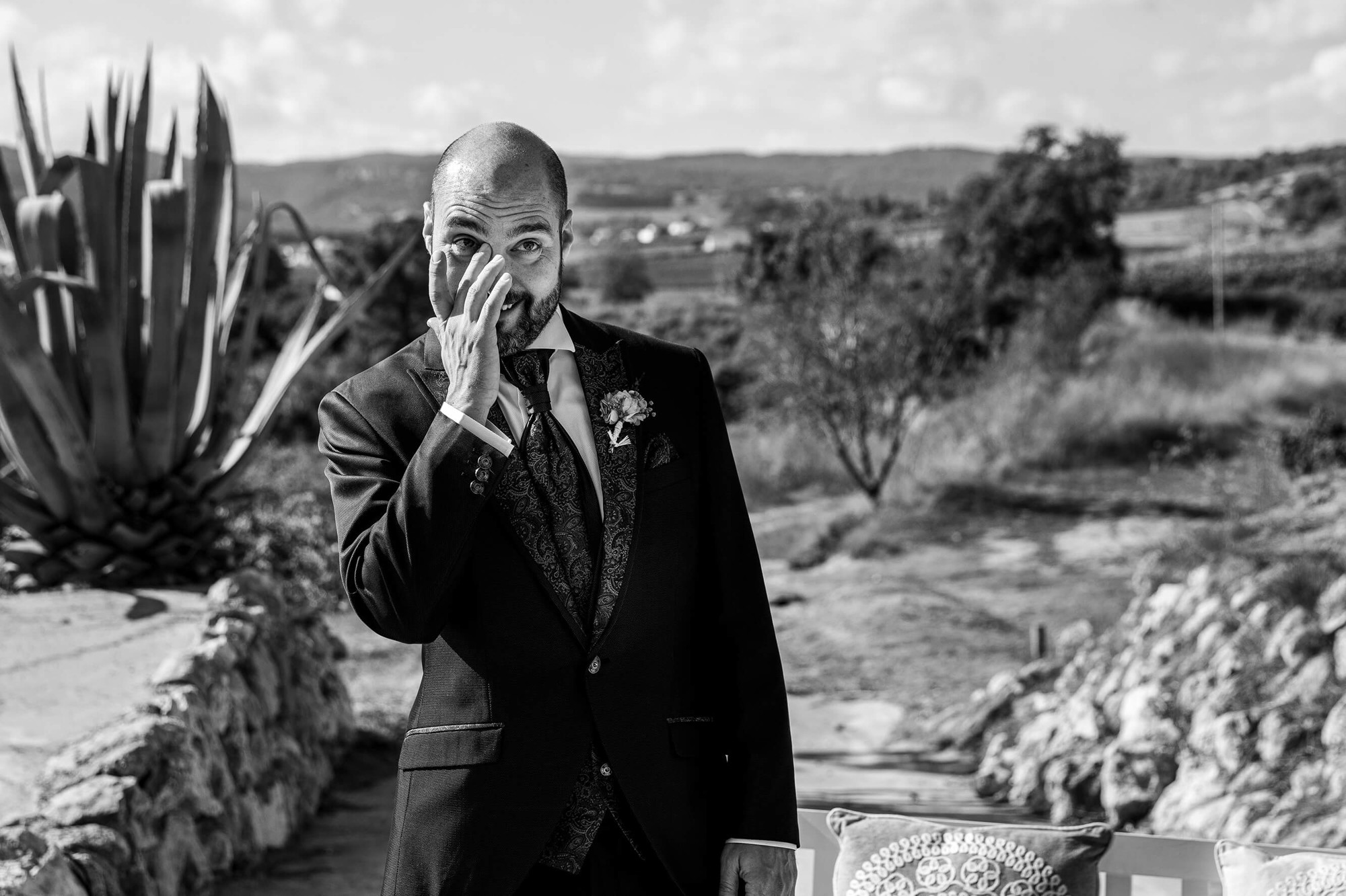 El novio llora al ver entrar a la novia a la ceremonia en Masia Torreblanca.