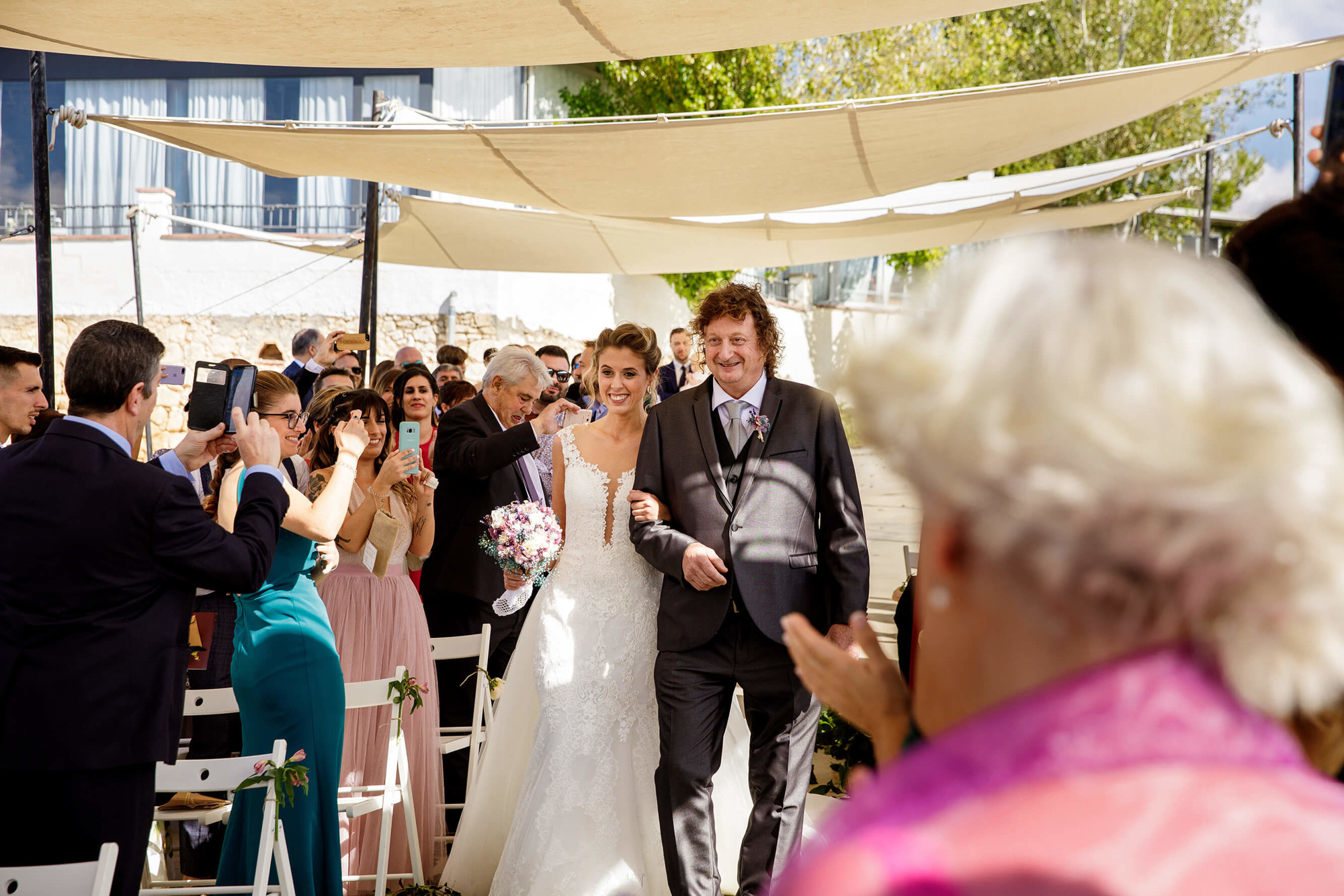 Entrada de la núvia amb el seu pare a la cerimònia de boda a Masia Torreblanca.