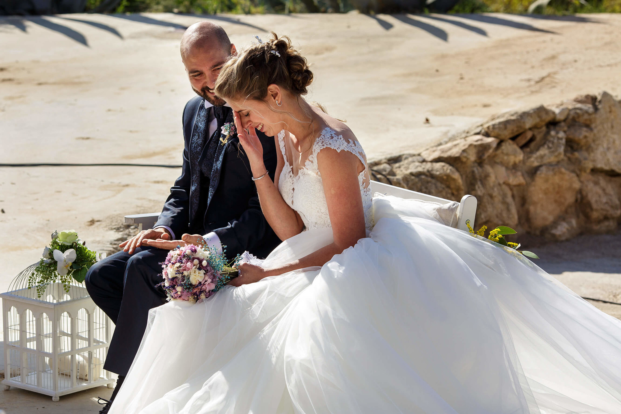 La novia llora en la boda en Masia Torreblanca.