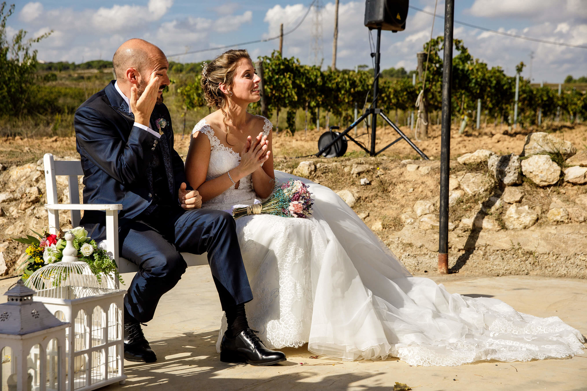 Los novios emocionados en la ceremonia de boda entre viñas en Masia Torreblanca.