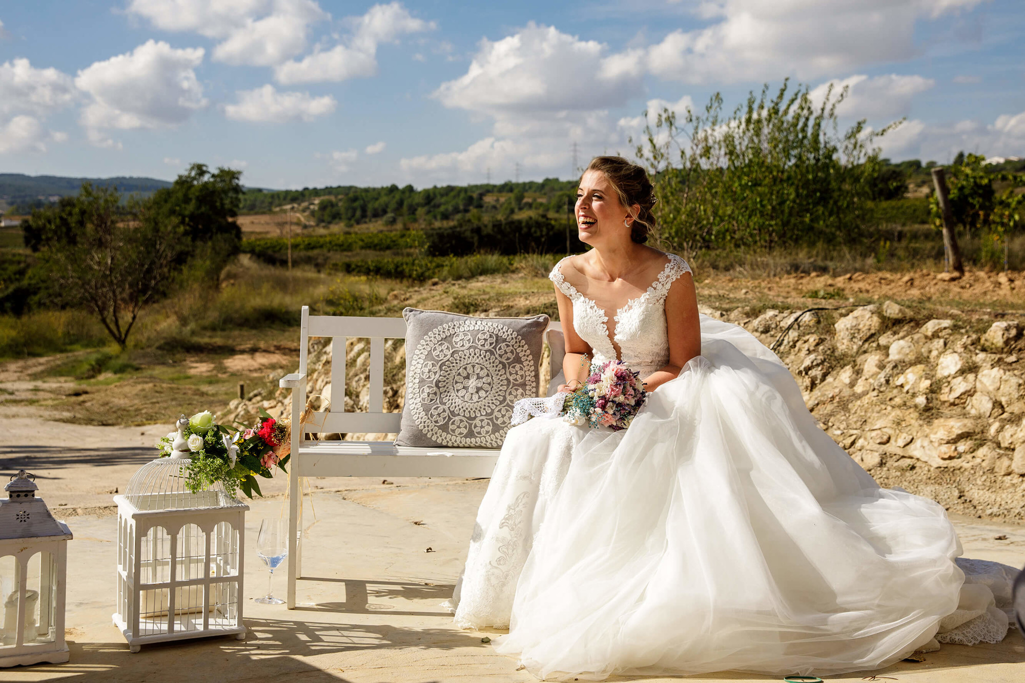 La novia pletórica en la ceremonia en las viñas en Masia Torreblanca.