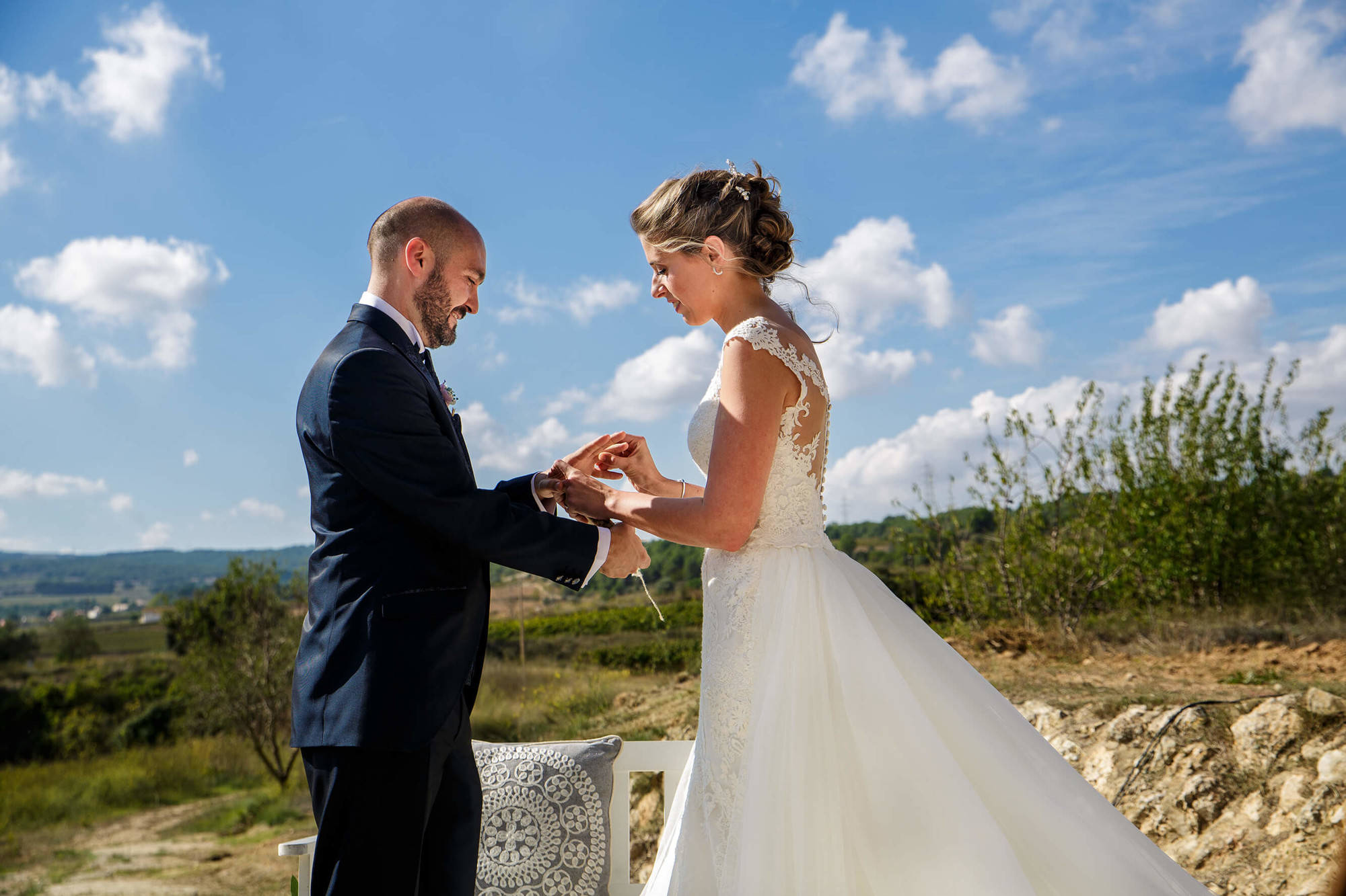 Los novios se ponen los anillos de boda en Masia Torreblanca.