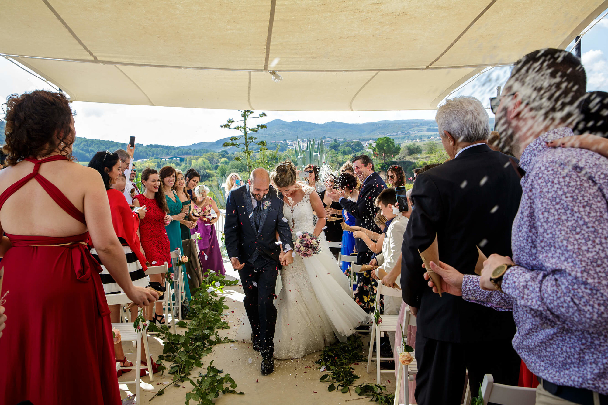 Tiren arròs i pètals a la sortida de la cerimònia de casament a Masia Torreblanca.