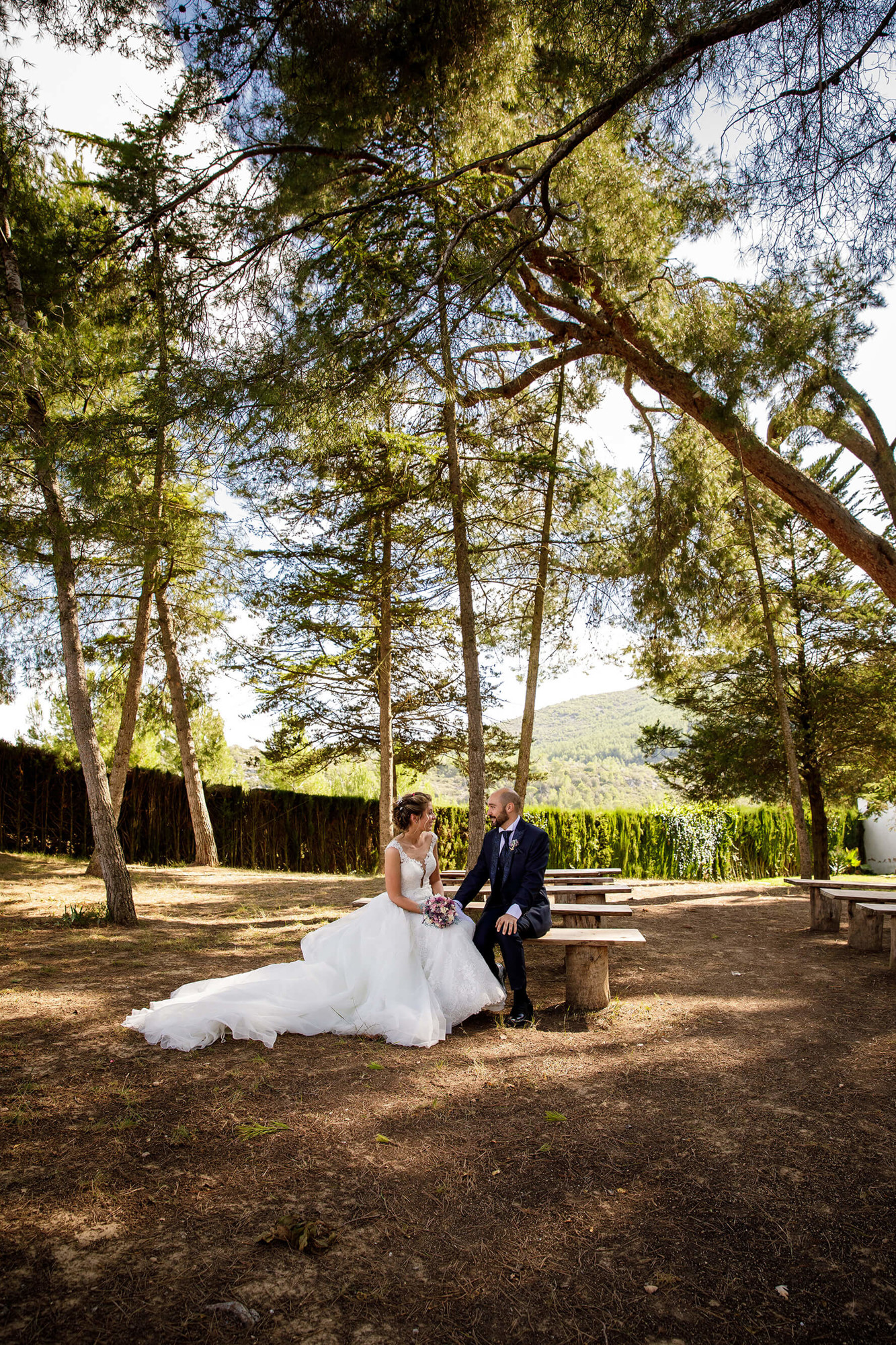 Després del casament, els nuvis seuen al bosc a Masia Torreblanca.
