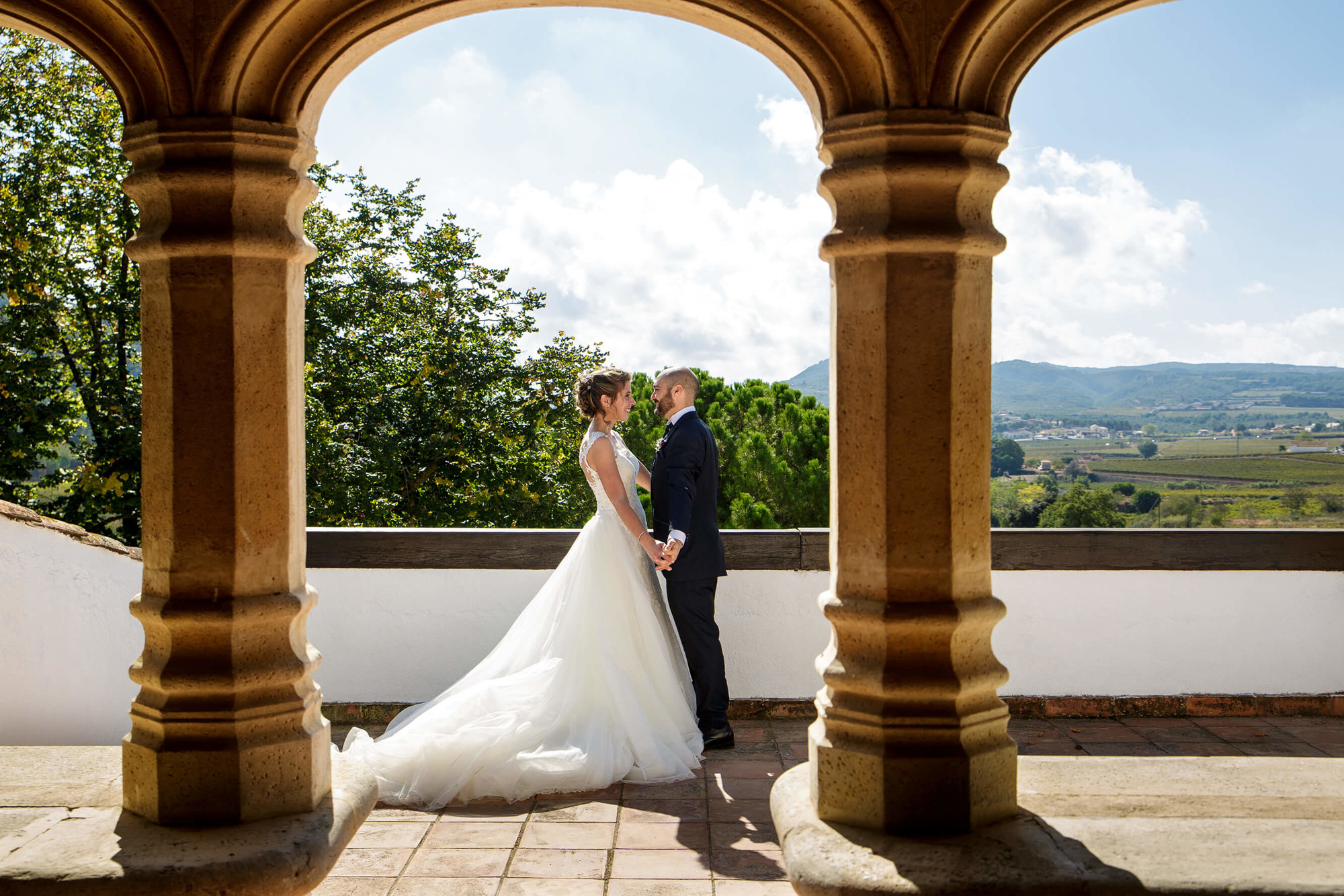 Fotografía de los novios en los arcos en Masia Torreblanca.