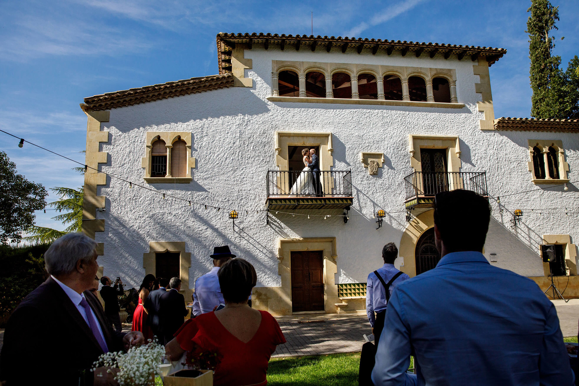 Los novios siendo vistos por los invitados en el aperitivo de boda en Masia Torreblanca.