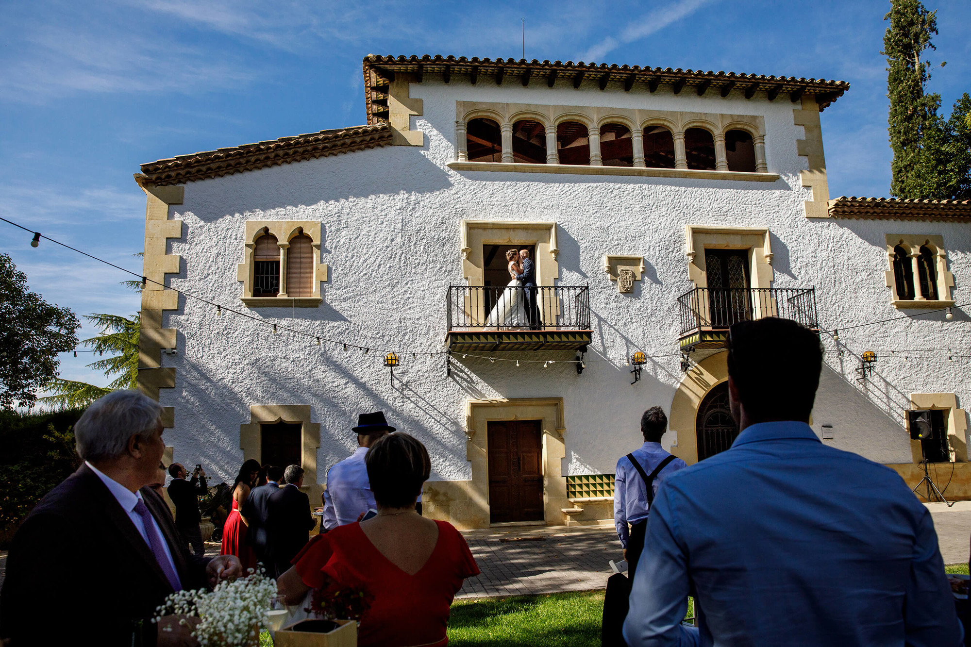 boda masia torreblanca 32 Els nuvis al balcó de la façana després del casament a Masia Torreblanca.