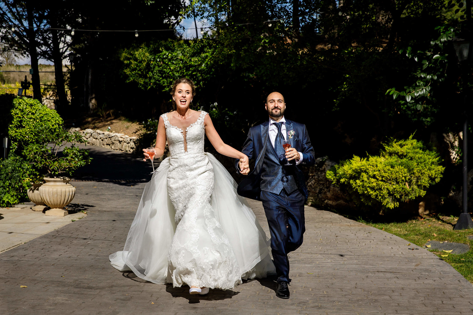 Los novios entran al aperitivo de boda en Masia Torreblanca.