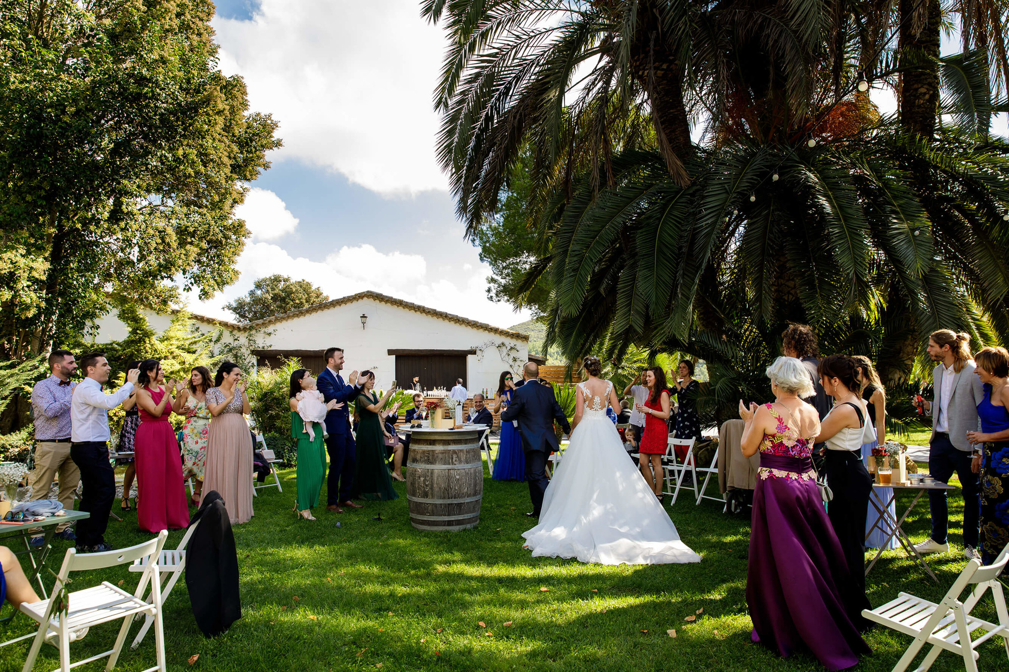 Los novios entran al aperitivo de boda servido por Cal Blay en Masia Torreblanca.