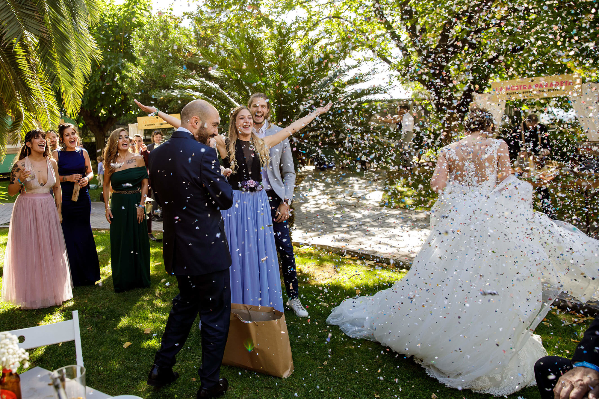 Confetti para los novios en Masia Torreblanca.