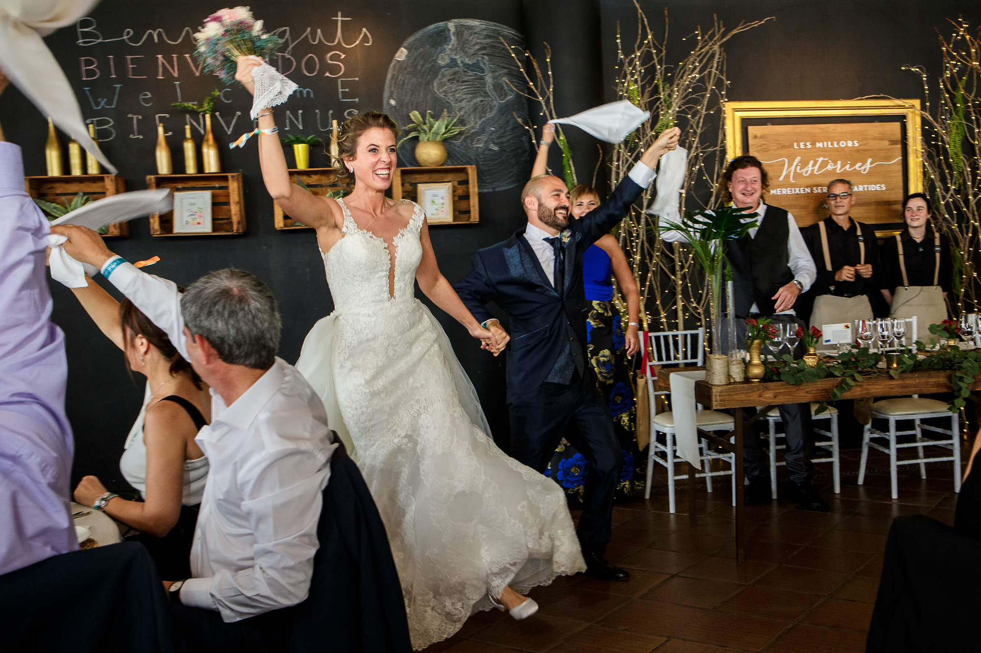 Entrada triunfal dels nuvis al menjador a la boda a Masia Torreblanca.