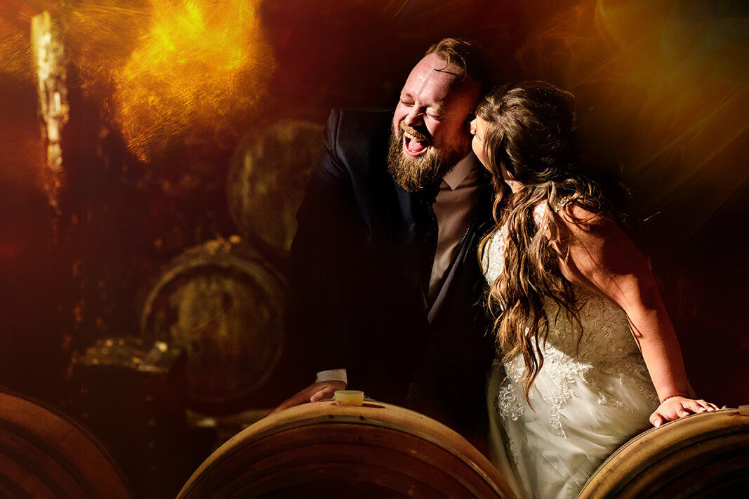 Los novios en la bodega rien el dia de la boda en Augustus Forum en el Vendrell.