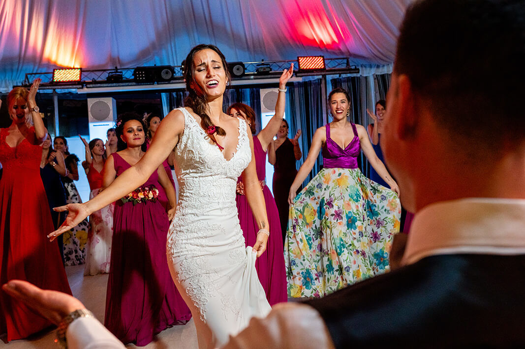La novia baila para el novio en la boda en Can Marlet.