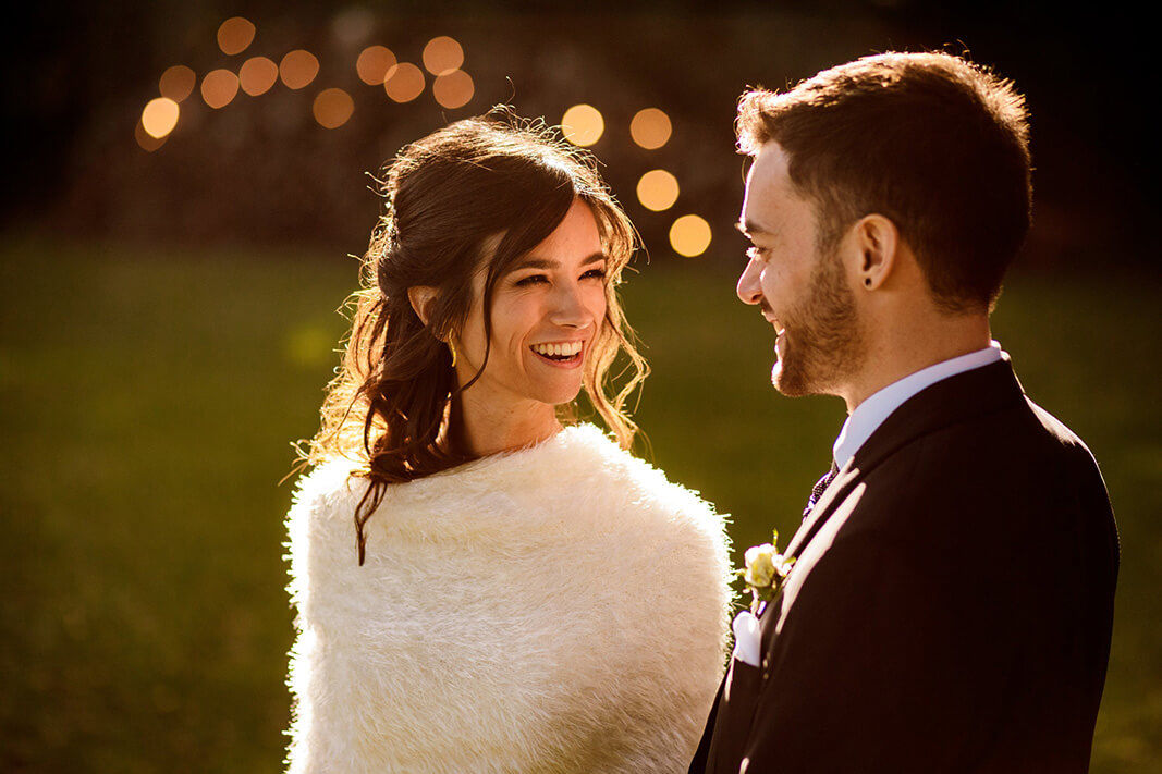 Los novios a contraluz antes del aperitivo en la boda en Can Ribas.