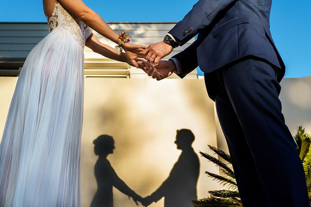 Los novios en la sombra en la boda en Joan Sardà.