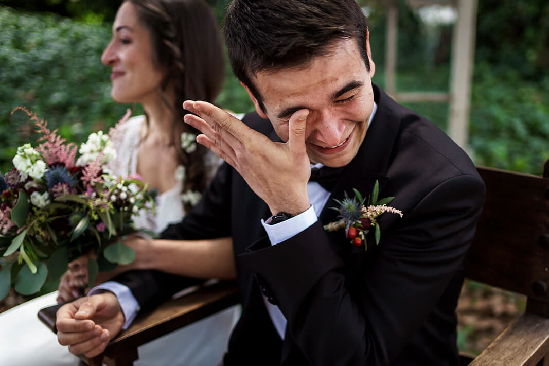 El novio emocionado llora en la ceremonia en la boda en la Masia la Torre del Gall.