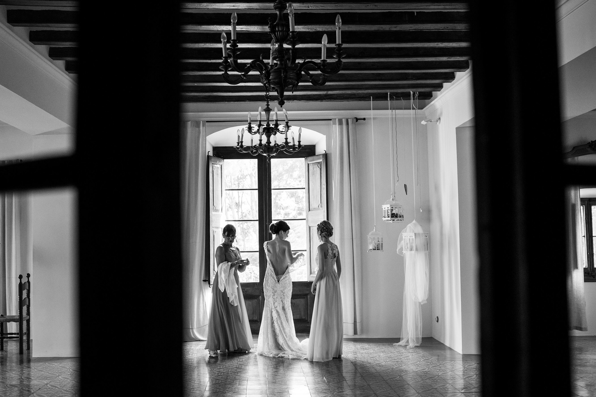 La novia se pone su vestido de Rosa Clarà en Joan Sardà.