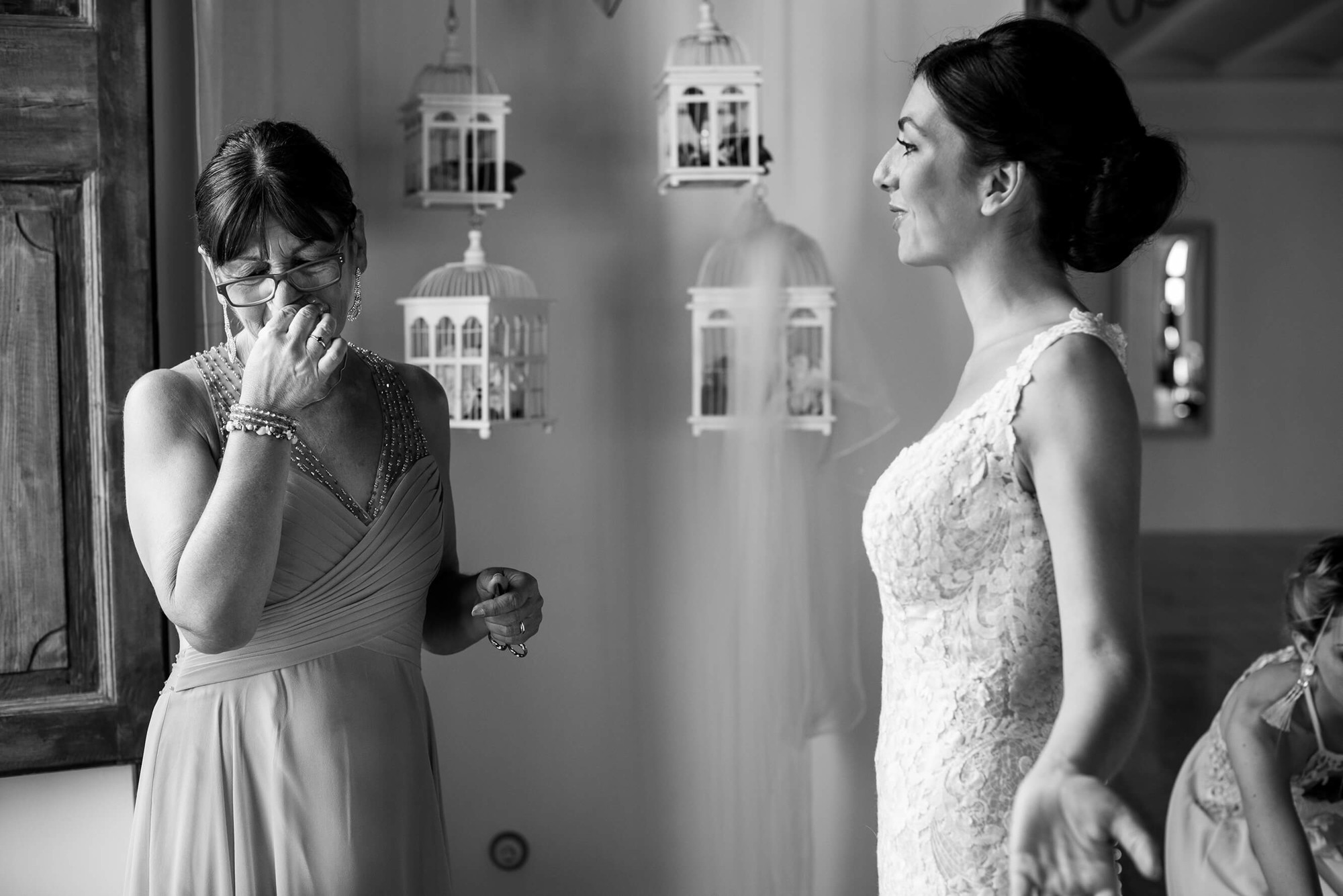 La madre de la novia emocionada llora en la boda en Joan Sardà.