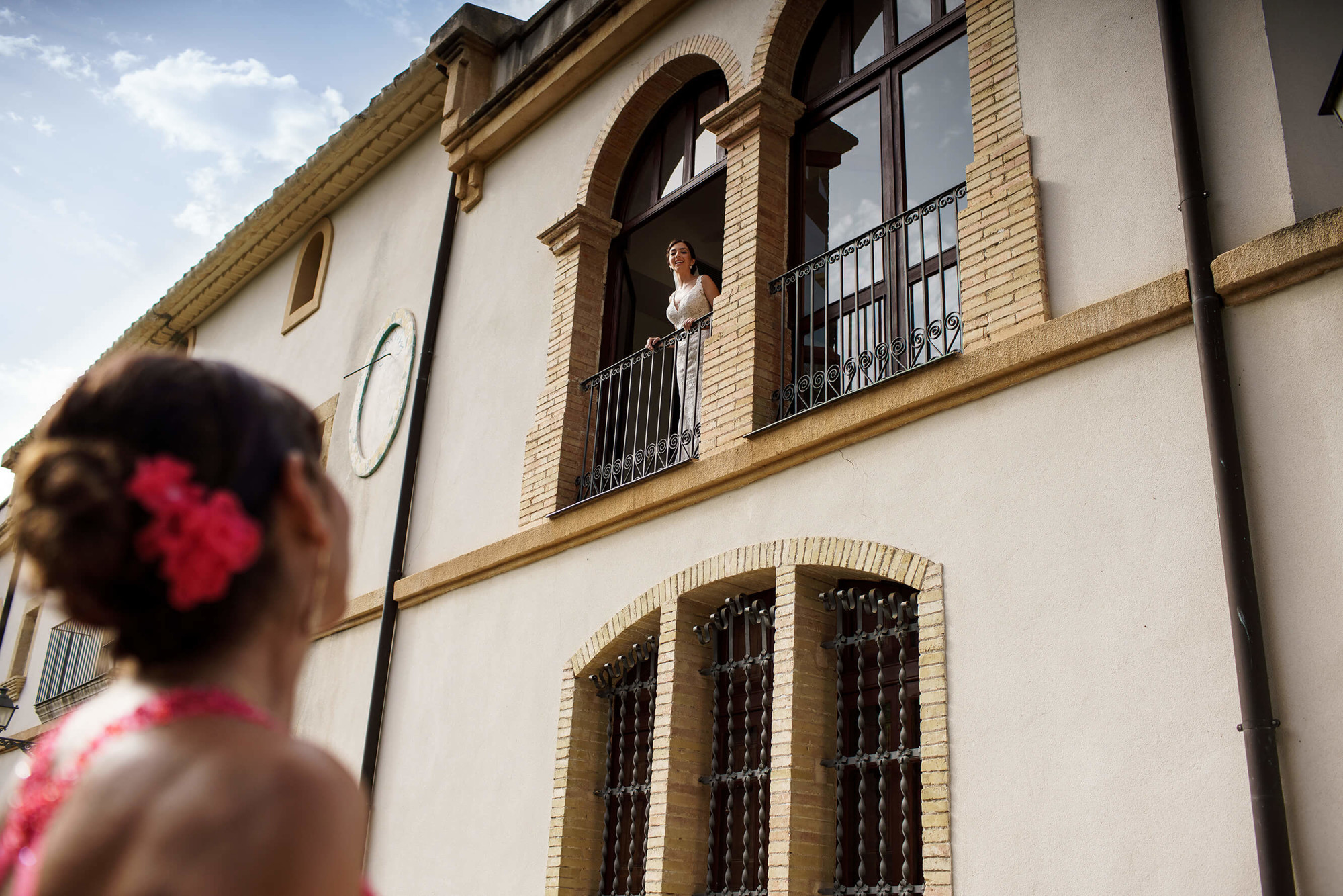 La novia mira a su madre desde el balcón en Joan Sardà.