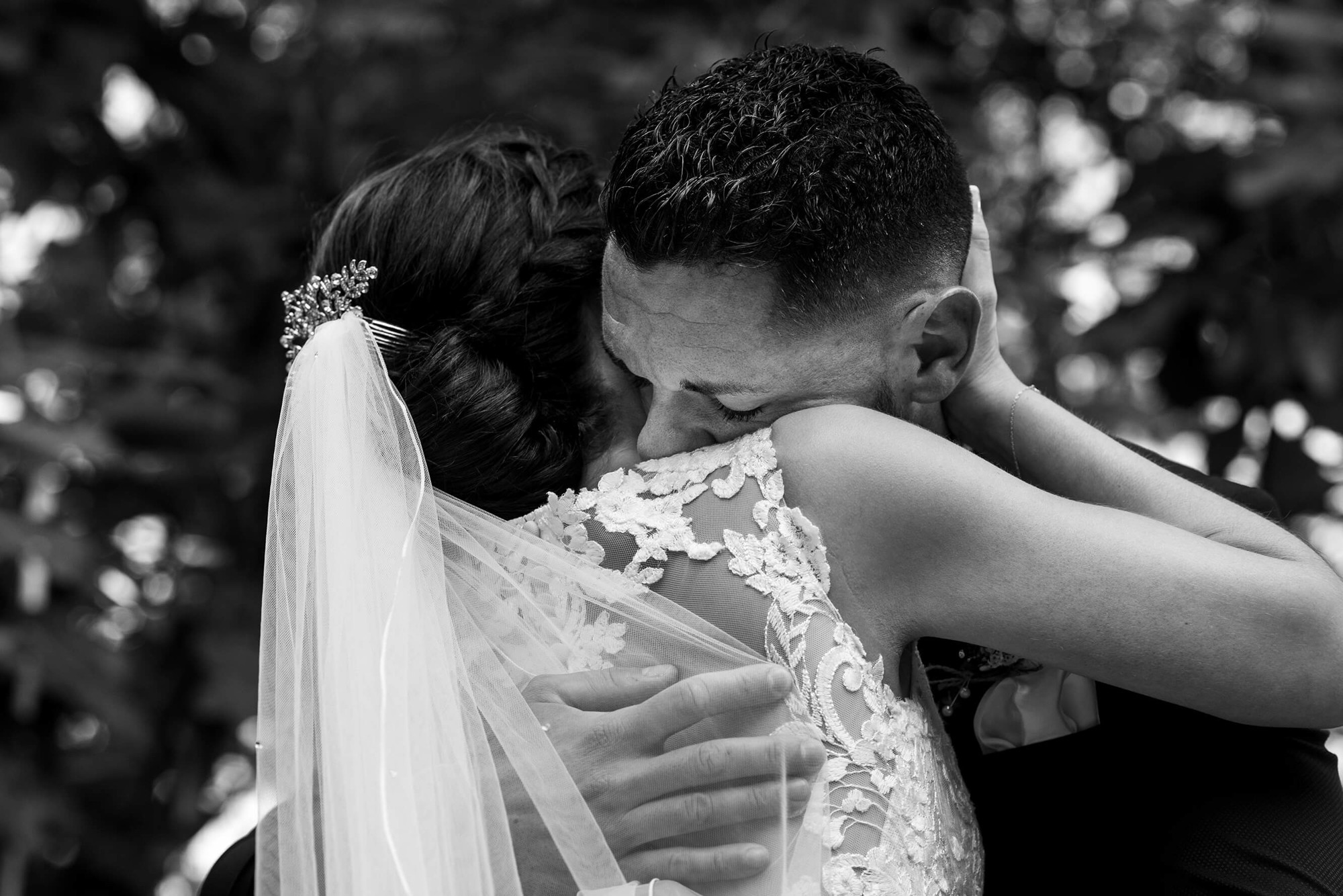 Los novios se encuentran y se abrazan en la boda en Joan Sardà.