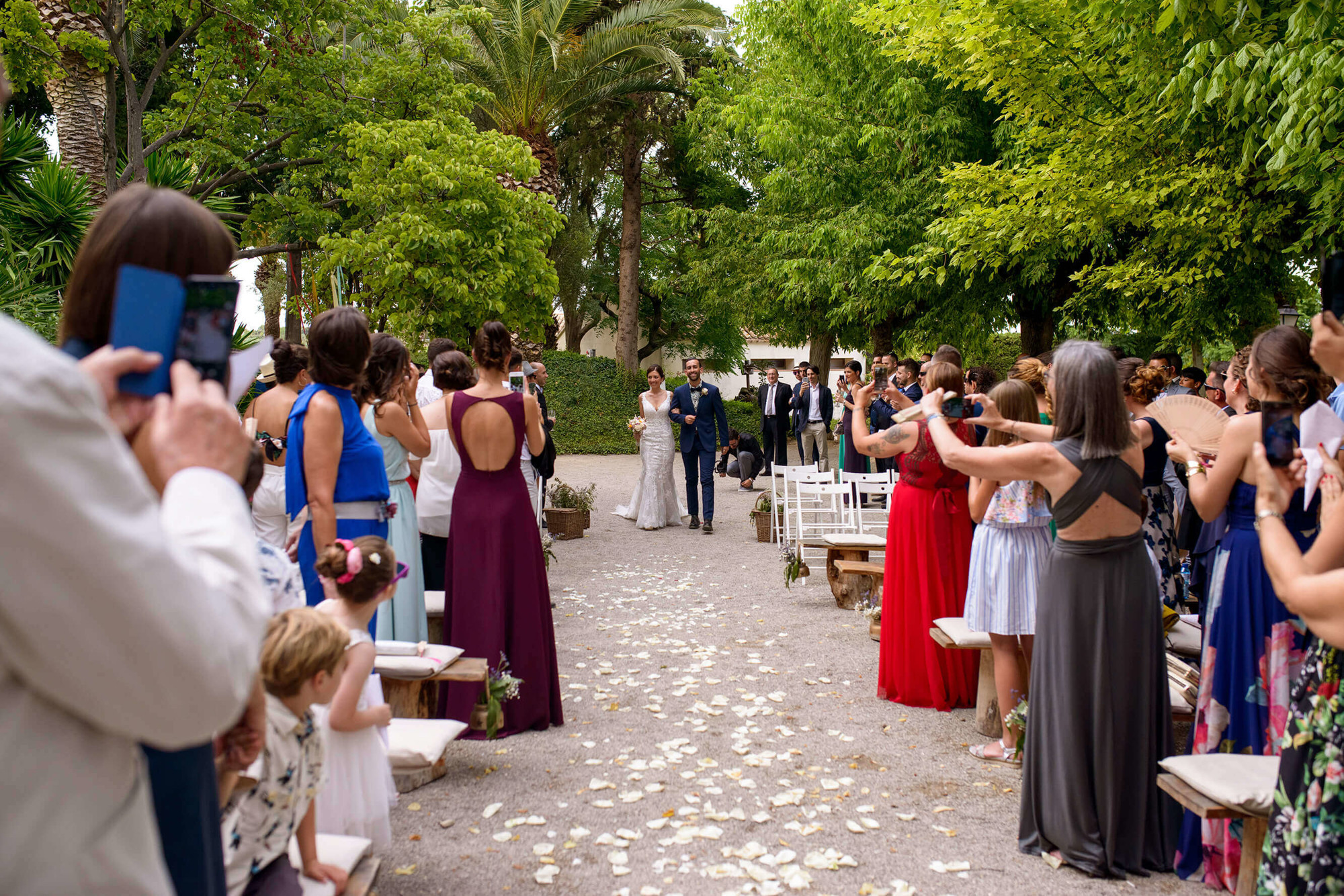 La novia entra en la ceremonia de boda en Joan Sardà.