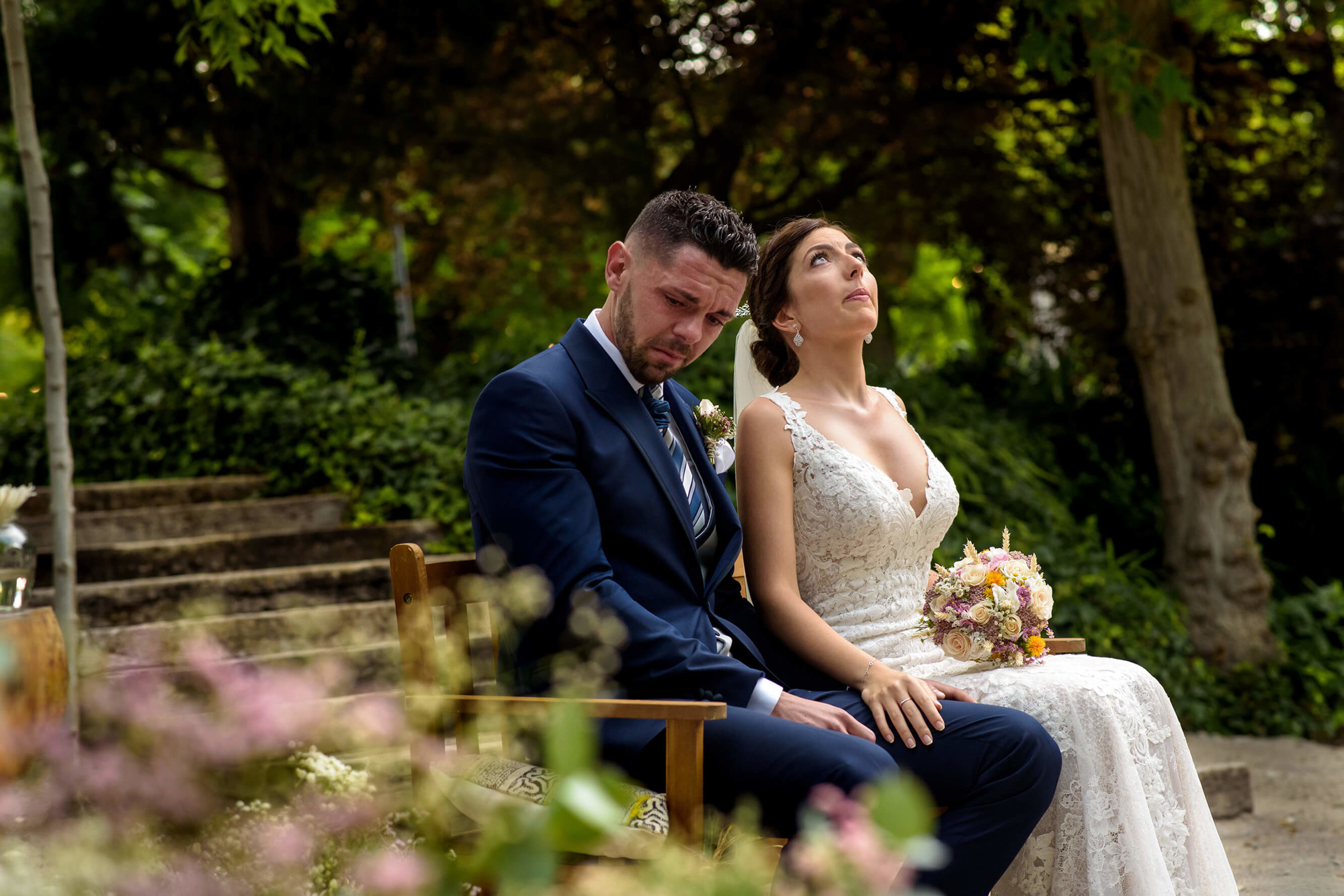 Moments d'emoció de la núvia i el nuvi a la boda a Joan Sardà.