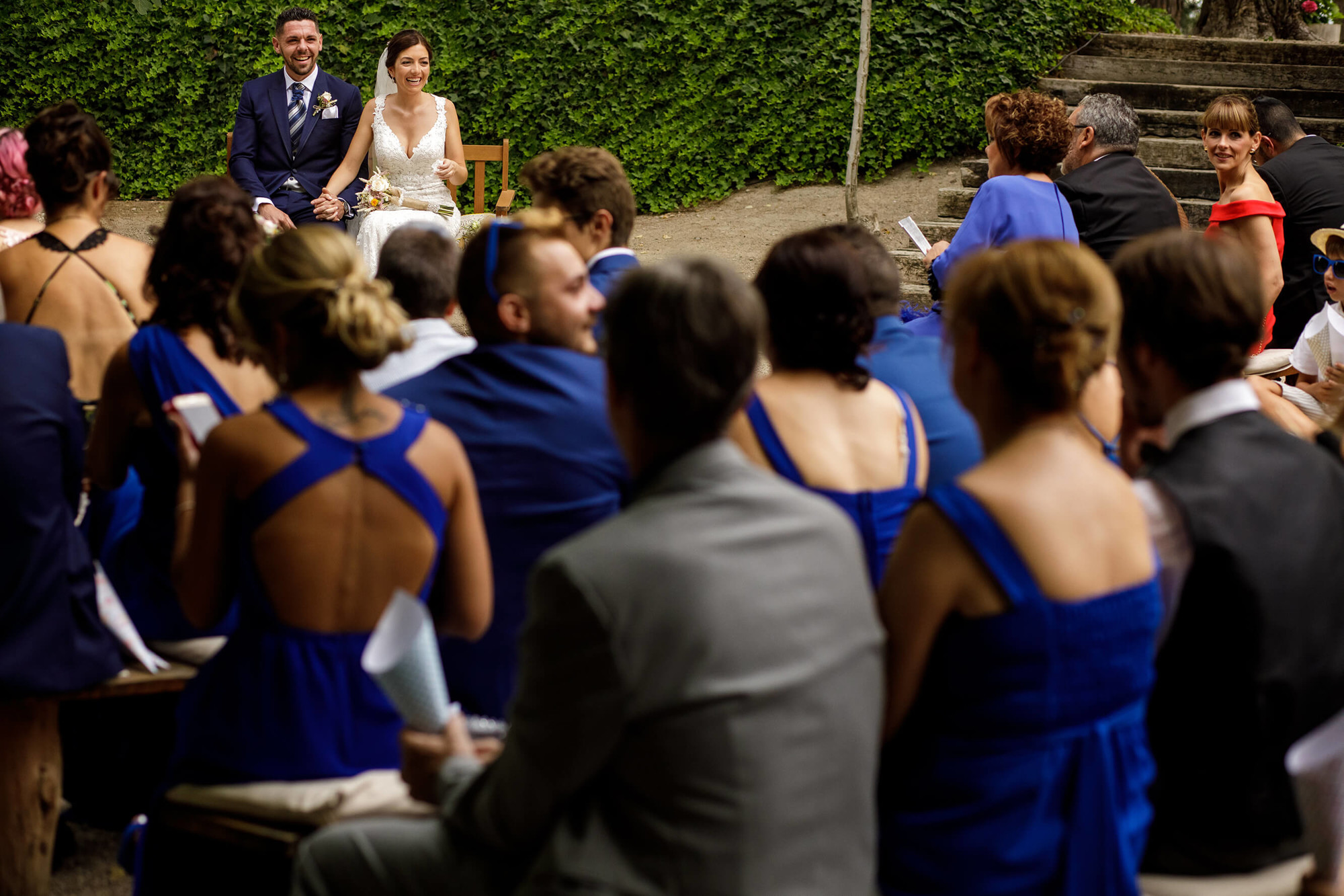 Novios e invitados en la ceremonia de boda en Joan Sardà.